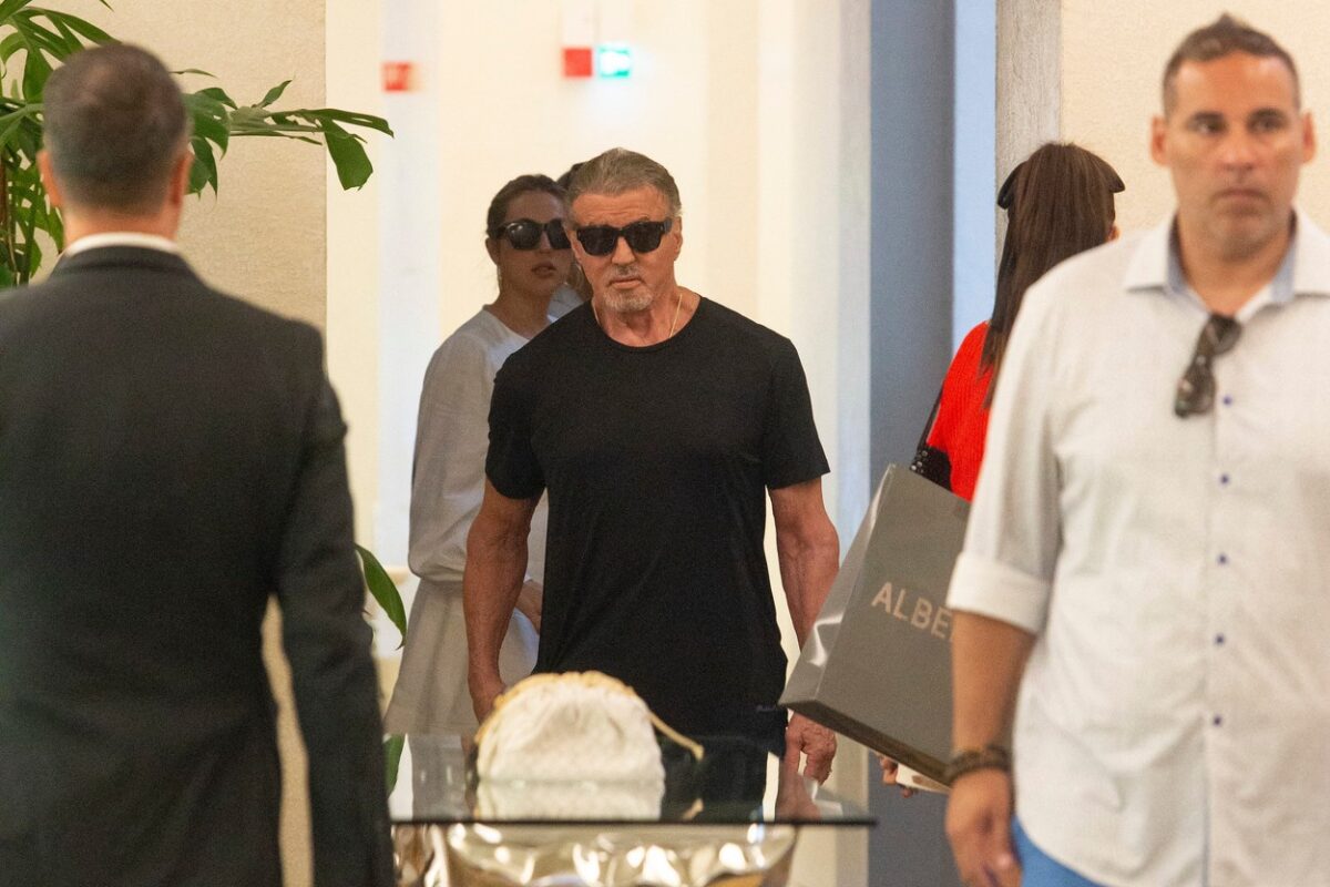 Sylvester Stallone, în Italia, într-un tricou negru, cu ochelari de soare la ochi