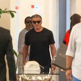 Sylvester Stallone, în Italia, într-un tricou negru, cu ochelari de soare la ochi
