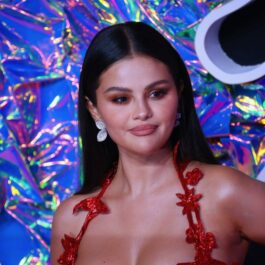 Selena Gomez, ntr-o rochie roșie din dantelă cu decolteu adânc