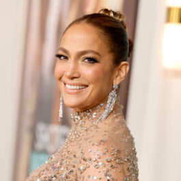 Jennifer Lopez, într-o rochie transparentă cu detalii strălucitoare, la un eveniment de film