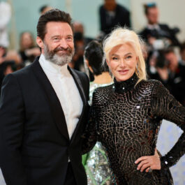 Hugh Jackman și Debora Lee Furness, la Gala Met 2023, în ținute de culoare închisă, elegante