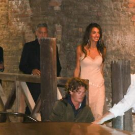 George și Amal Clooney, îmbrăcați elegant, la decernarea unor premii în Veneția