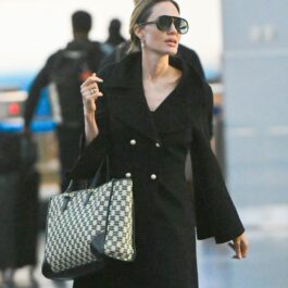 Angelina Jolie, în aeroport, într-o ținută elegantă