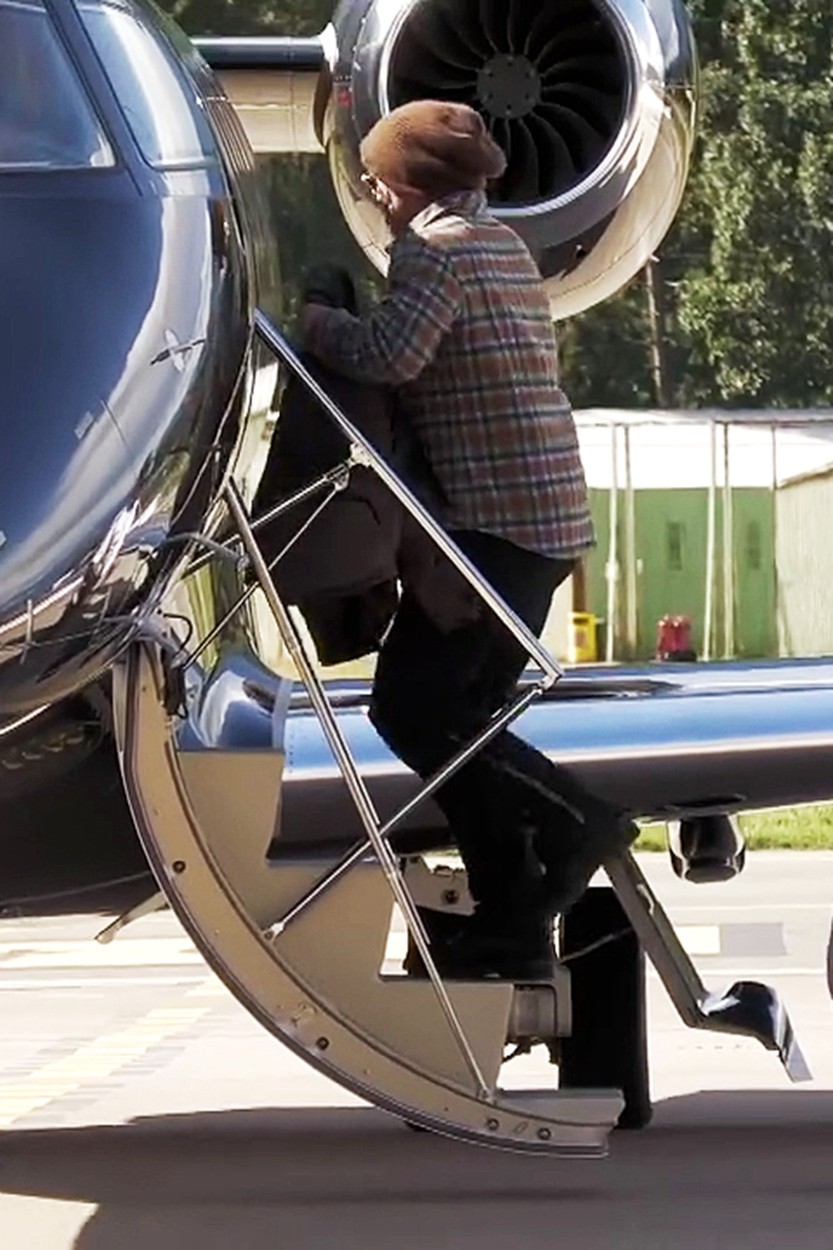 Brad Pitt, fotografiat într-un avion privat, îmbrăcat în haine casual