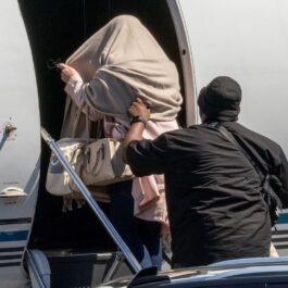Britney Spears în timp ce urcă într-un avion privat și se ascunde sub o pătură