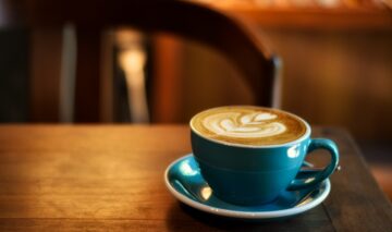 O ceașcă de cafea care este servită într-o cafenea și ilustrează faptul că aceasta ar putea ajuta la accelerarea metabolismului