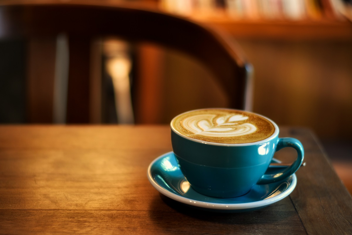 O ceașcă de cafea care este servită într-o cafenea și ilustrează faptul că aceasta ar putea ajuta la accelerarea metabolismului