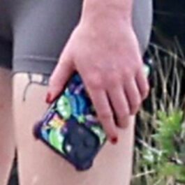 Sophie Turner are în mână un telefon cu carcasă Toy Story