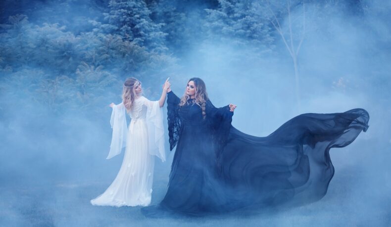 Două femei care poartă rochii de culoare albă și neagră pentru a ilustra ce perioadă a vieții te reprezintă în funcție de zodie