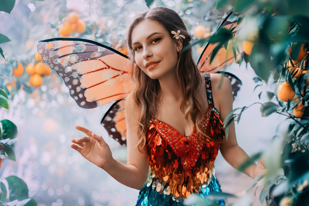 O femeie frumoasă care paortă haine de zâne și aripi de fluture pentru a ilustra ce talent ascuns ai, în funcție de zodie