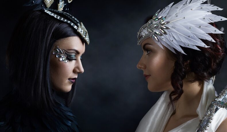Doua femei, care paortă coifuri cu pene de îngeri, pentru a ilustra cel mai mare dușman în funcție de zodie