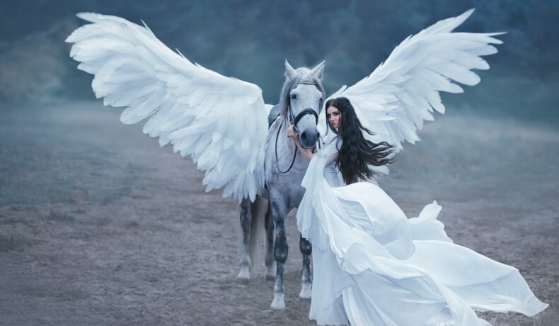 O femeie frumoasă care se află alături de un cal alb pentru a ilustra cel mai nepotrivit partener, în funcție de zodie