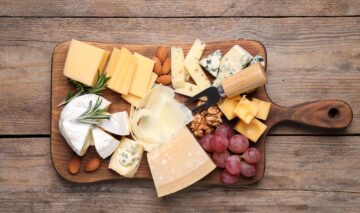 Un blat de lemn pe care se află cele mai sănătoase tipuri de brânzeturi