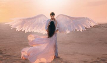 Un cuplu de îndrăgostți, el cu ariăi de înger, pentru a ilustra la ce să te aștepți atunci când îi vei spune „te iubesc” în funcție de zodia lui