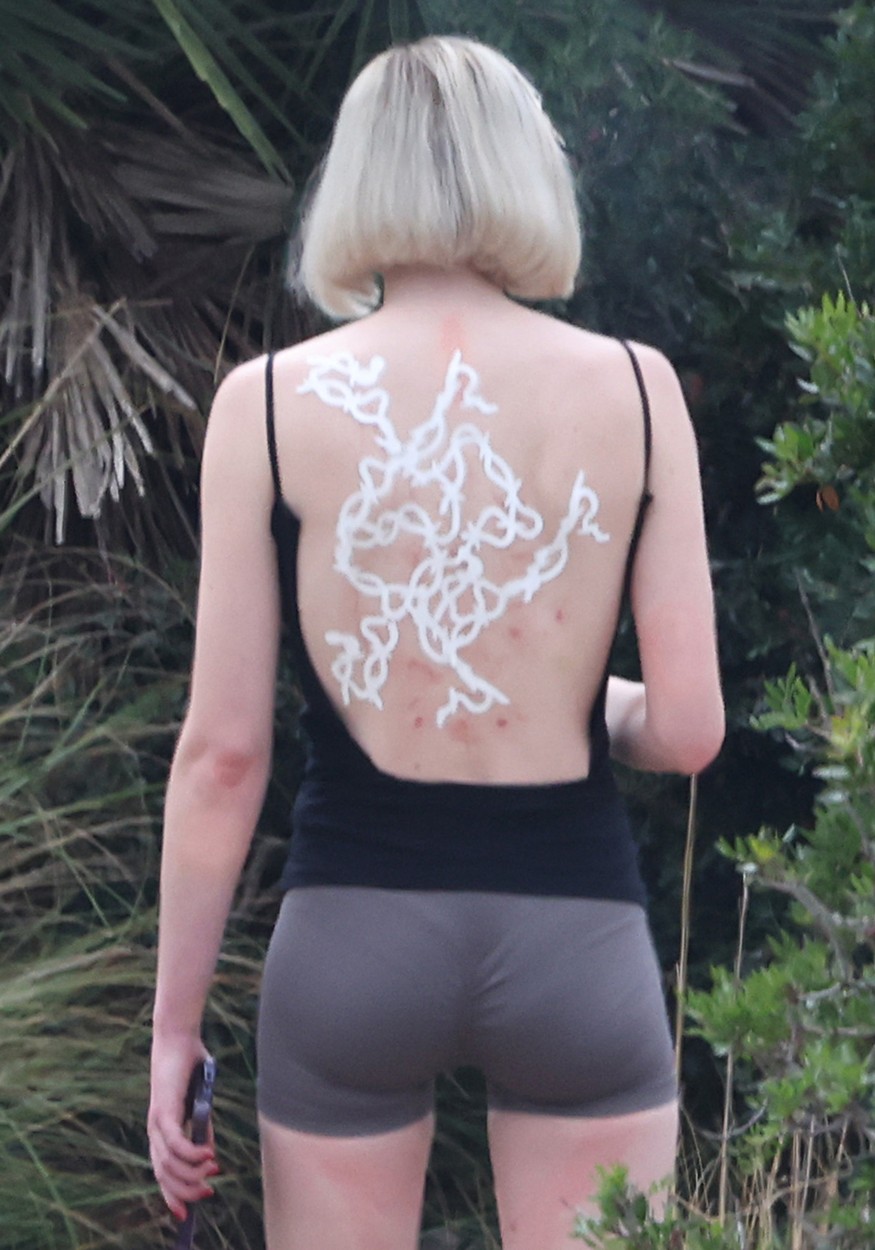Un desen alb pe spatele lui Sophie Turner