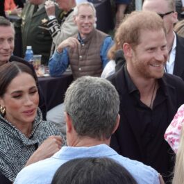 Meghan Markle și Prințul Harry, la un eveniment caritabil, în timp ce discută cu fanii