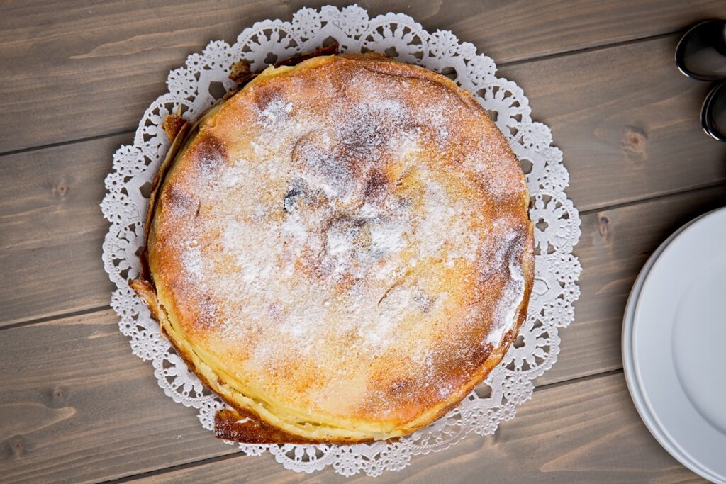 Prăjitura Far Breton decorată cu zahăr