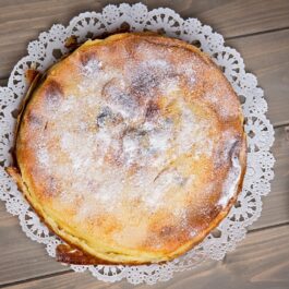 Prăjitura Far Breton decorată cu zahăr