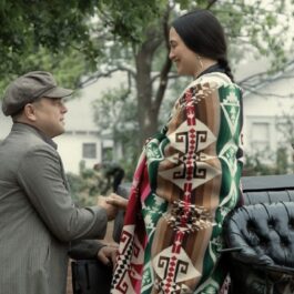 Leonardo DiCaprio și Lily Gladstone într-o scenă din filmul Killers of the Flower Moon, de pe lista de filme noi care apar în luna octombrie 2023