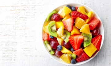 Un bol plin cu fructe pe care e indicat să le consumi pentru a avea mai multă energie