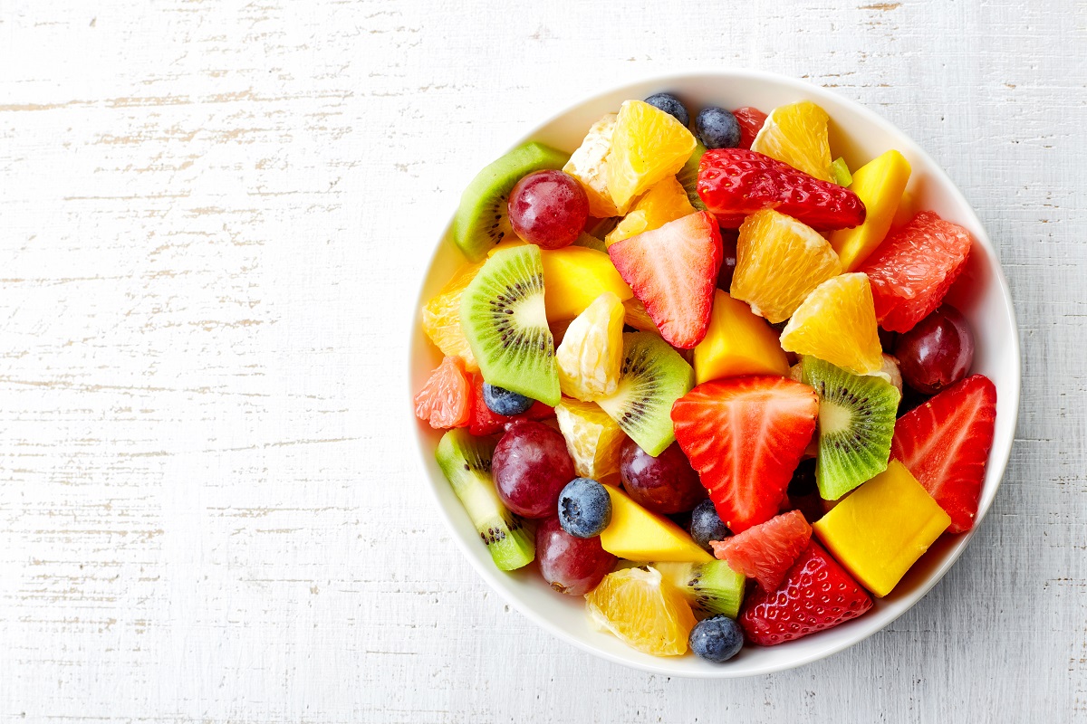 Un bol plin cu fructe pe care e indicat să le consumi pentru a avea mai multă energie