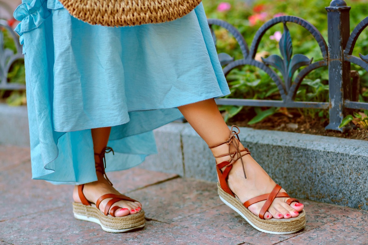 O pereche de sandale de vară ilustrate cu ajutorul unei femei