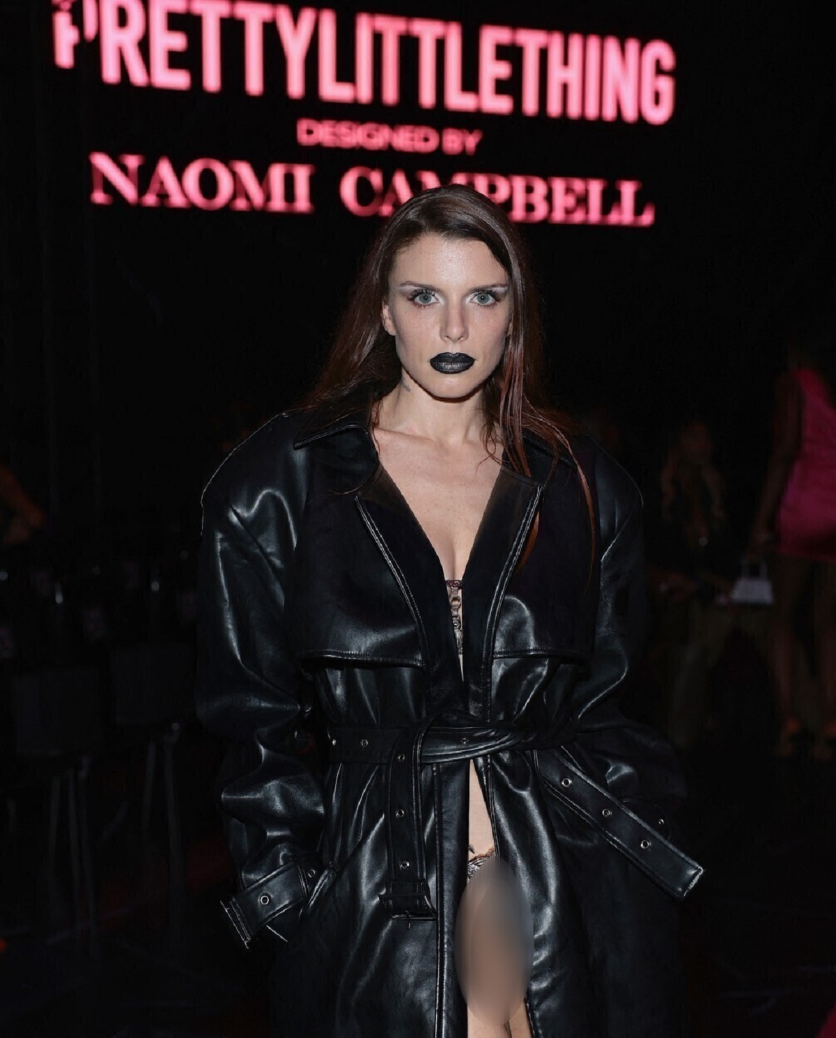 Julia Fox într-un palton negru la o prezentare de modă din New York 2023