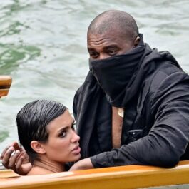 Kanye West și Bianca Censori în timp ce merg împreună cu barca în Veneția