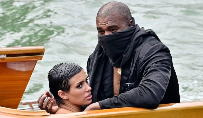 Kanye West și Bianca Censori în timp ce merg împreună cu barca în Veneția