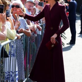 Kate Middleton discută și dă mâna cu fanii la un an de la decesul Reginei Elisabeta