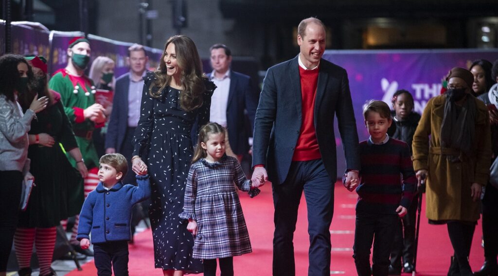 Kate Middleton și Prințul William alături de cei tri copii ai lor, Prințul Louis, Prințul George și Prințesa Charlotte în timp ce merg pe covorul roșu