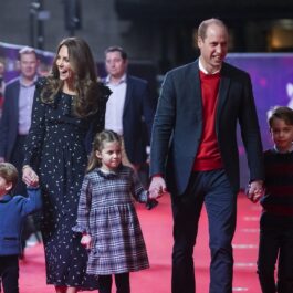Kate Middleton și Prințul William alături de cei tri copii ai lor, Prințul Louis, Prințul George și Prințesa Charlotte în timp ce merg pe covorul roșu