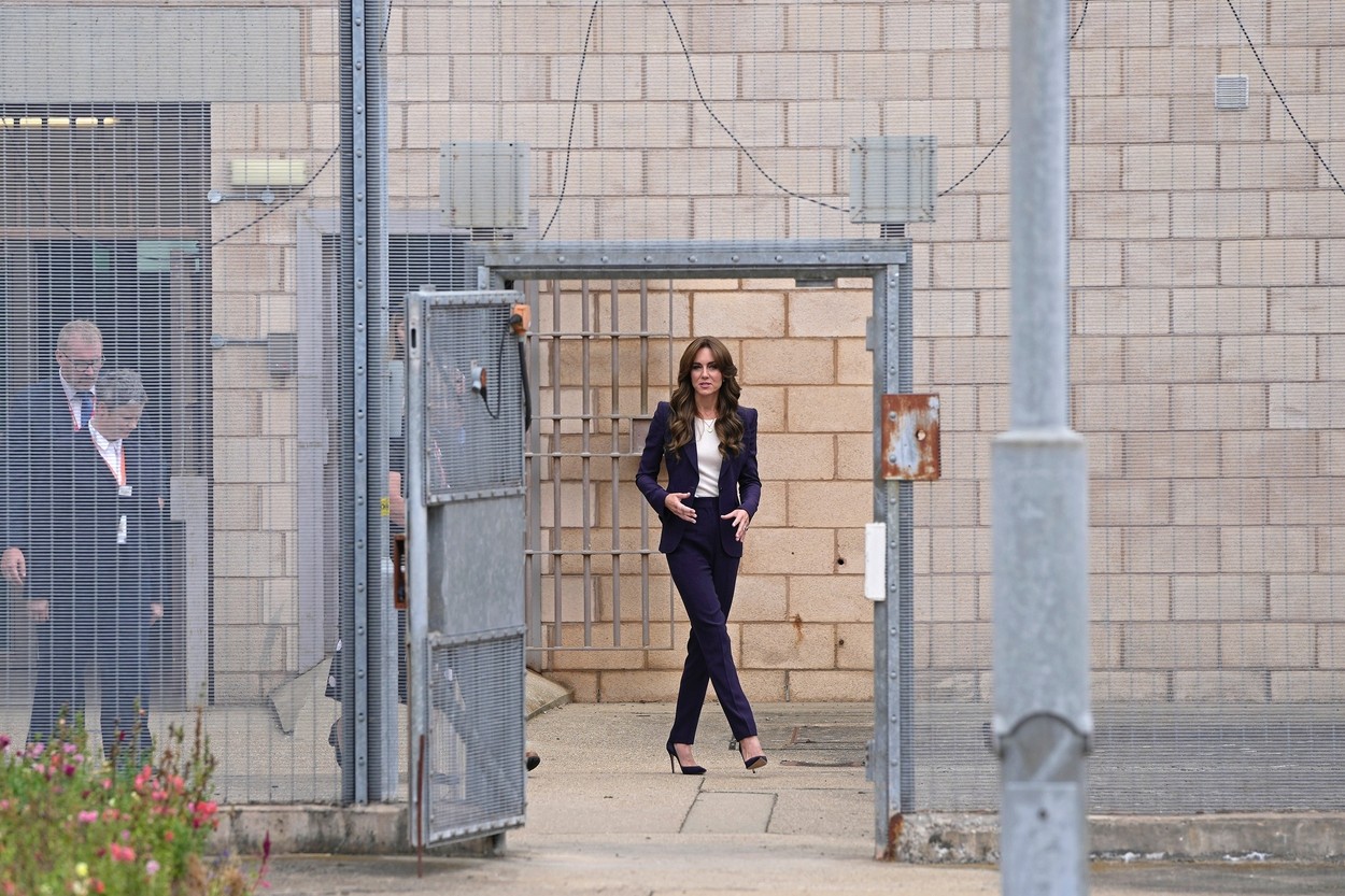 Kate Middleton, într-un costum de culoare închisă, în vizită la un penitenciar