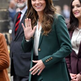 Kate Middleton, într-un sacou verde și pantaloni asortați, le face cu mâna fanilor