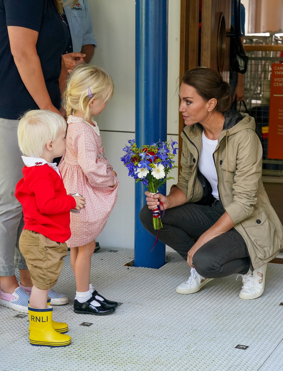 Kate Middleton a primit flori de la doi copilași