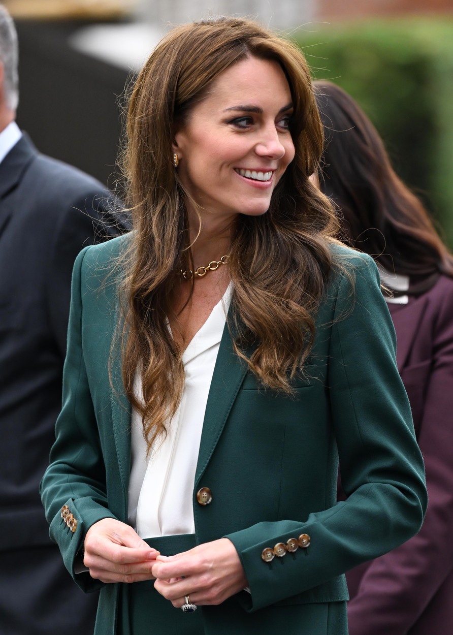 Kate Middleton, zâmbitoare, la vizita dintr-o fabrică de textile