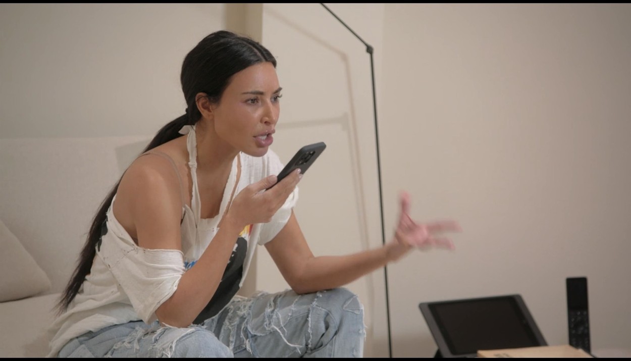 Kim Kardashian, în tricou și blugi, în timo ce vorbește la telefon