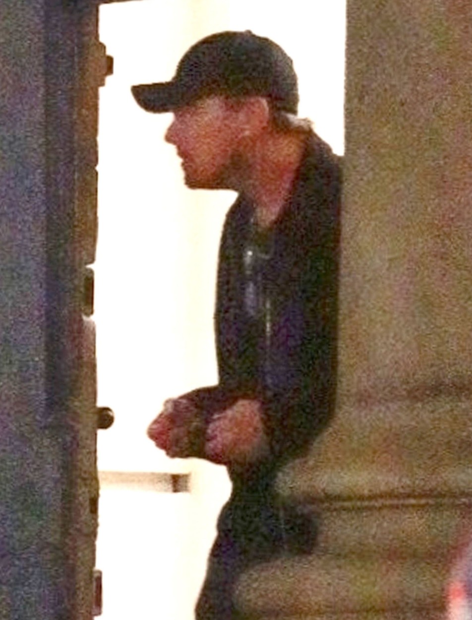 Leonardo DiCaprio, cu șapcă neagră pe cap, la ieșirea dintr-un muzeu