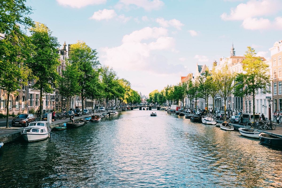 O fotografie panoramică ce înfățișează orașul Amsterdam
