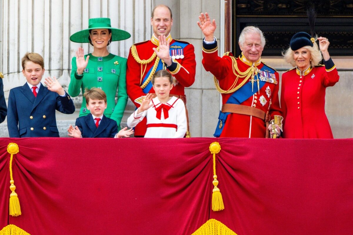 Copiii lui Kate Middleton, la balconul Palatului Buckingham, alături de părinții lor și Regele Charles