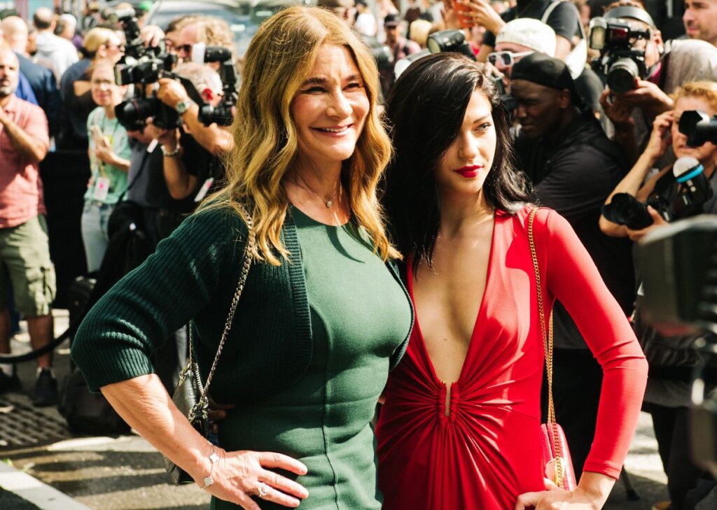 Melinda și Phoebe Gates au pozat pentru fotografi la Săptămâna Modei de la New York