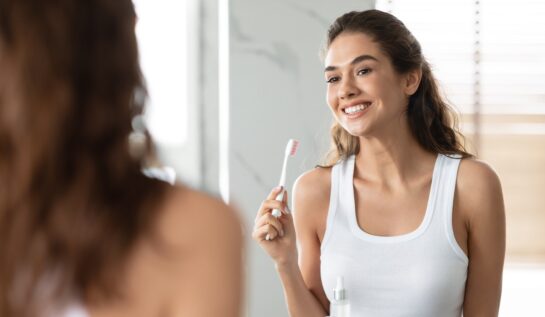 Când e bine să te speli pe dinți, înainte sau după micul dejun? Ce spun stomatologii