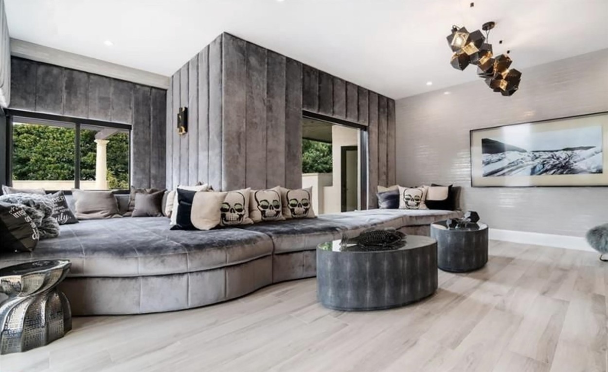 O imagine cu sufrageria modernă a lui Lionel Messi din Miami