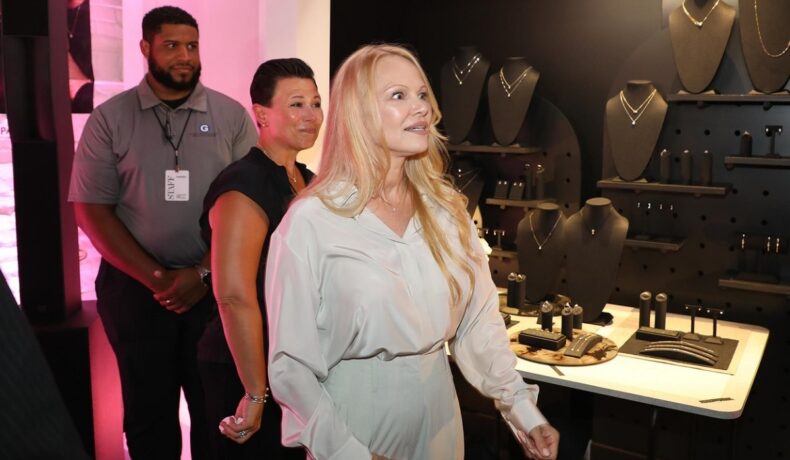 Pamela Anderson a avut o apariție rară și a purtat un machiaj discret la un eveniment public