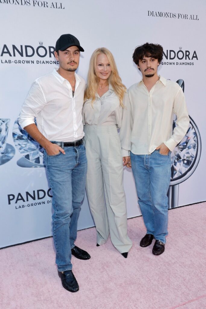 Pamela Anderson alături de Brandon și Dylan Lee