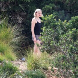 Sophie Turner, într-o pădure, într-o ținută casual, în timp ce are pauză de la filmări