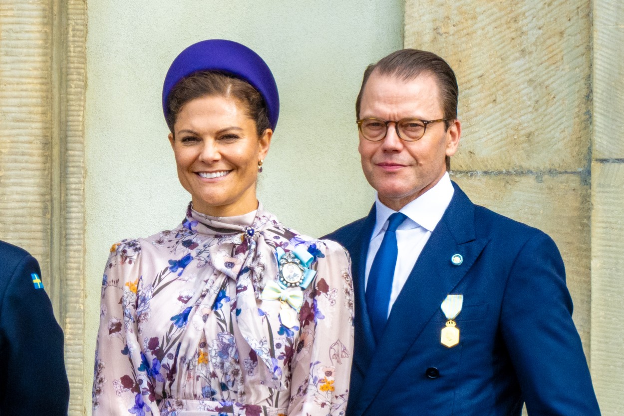 Prințesa Victoria a Suediei, alături de soțul ei, îmbrăcați elegant, la Jubileul de Aur