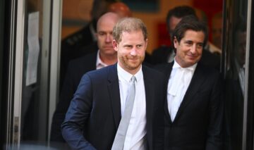 Prințul Harry în timp ce părăsește o întâlnire de afaceri