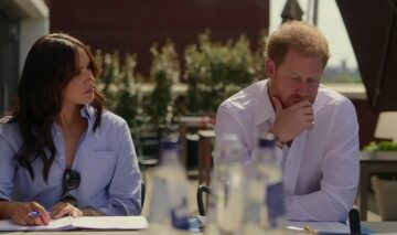 Meghan Markle și Prințul Harry în timp ce stau împreună la o masă și discută