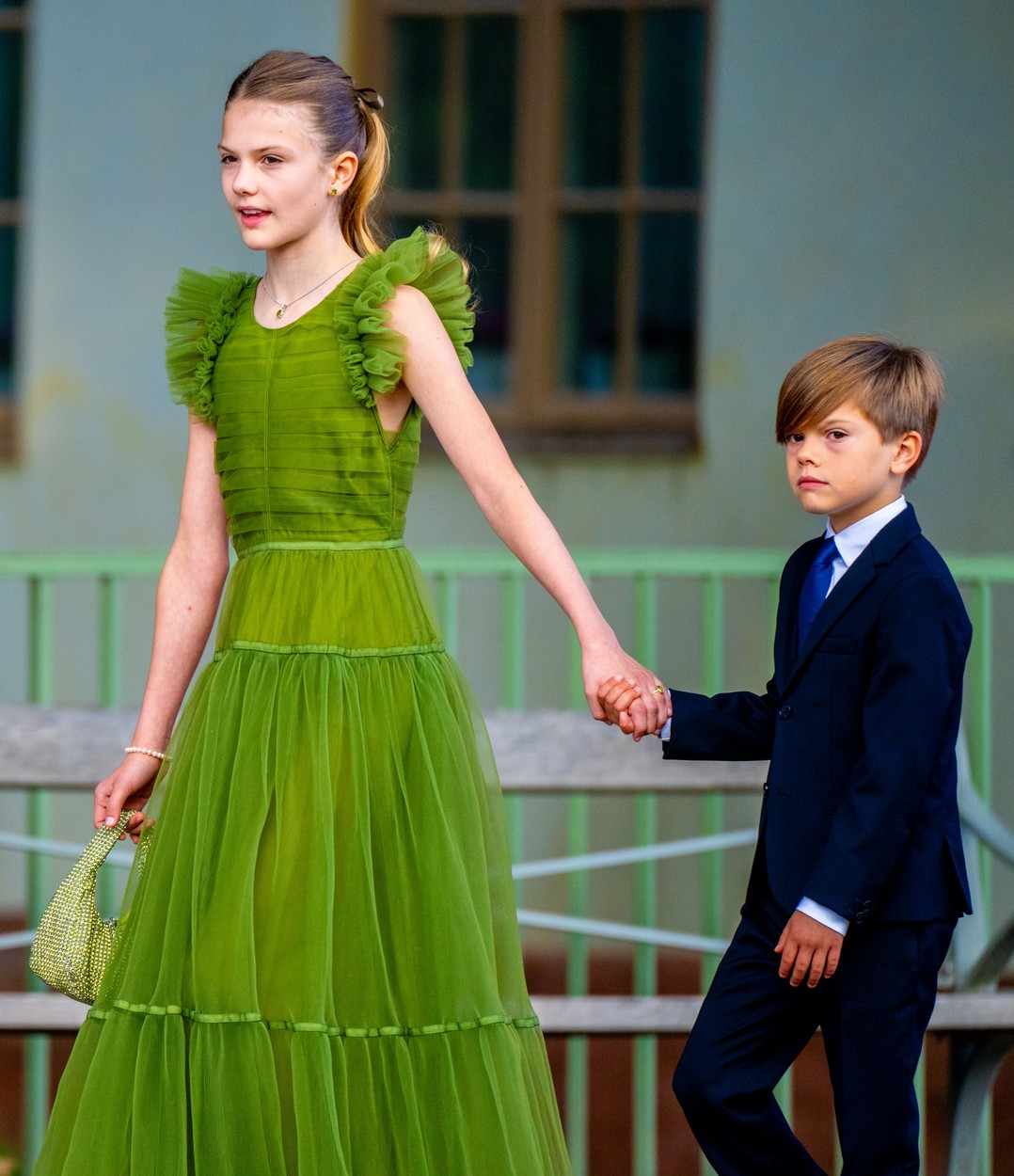 Prințul Oscar, de mână cu sora sa, la Jubileul de Aur al Regelui Suediei